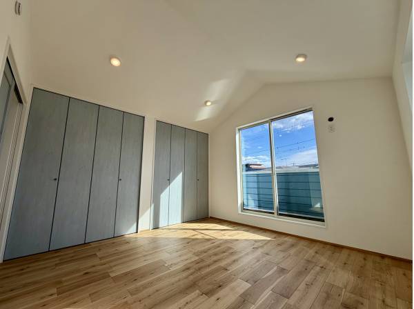 2階の主寝室約8帖。窓から優しい光が差し込み気持ちの良い朝を迎えれます屋根天井で部屋が広く感じられます

