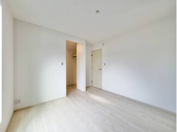 各居室にクローゼットを完備しており、豊富な収納も魅力です。