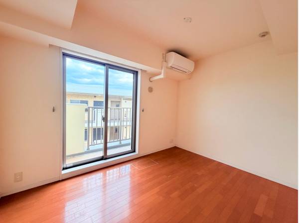 全居室収納を備えており、こちらの部屋にはバルコニーも！