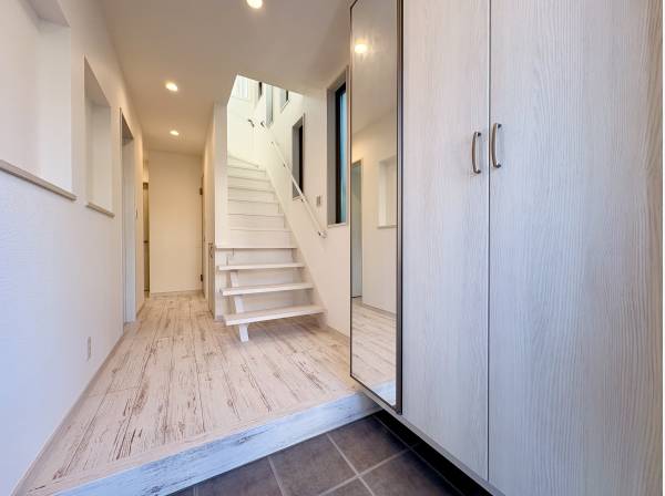 すっきりとした玄関ホール