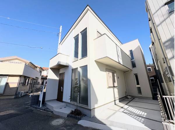 茅ヶ崎の空に映える白亜の外観