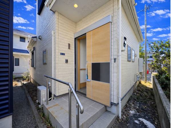 手すり付きで安心のやさしい玄関アプローチ