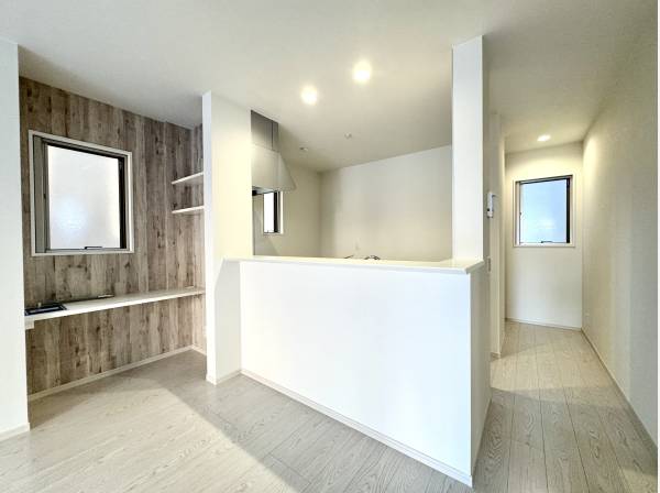 キッチン隣にはワークカウンターを完備