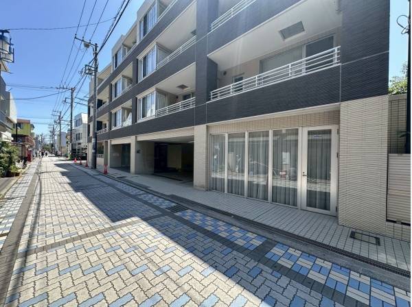 商店街沿いで海にも近いいい場所です
