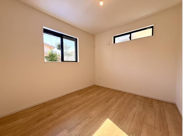 二面採光のやわらかな光が、室内をすっきり明るく整えます