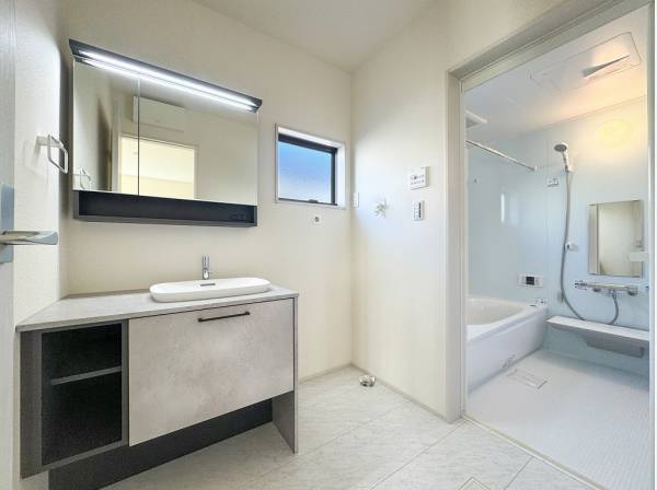 お気に入りの小物や化粧品を並べても余裕のあるワイドな洗面カウンター