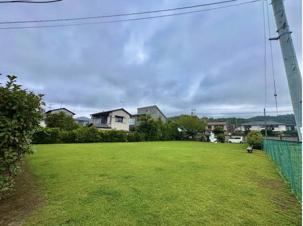 隣の広場は芝生で全面が緑一色！
松原公園徒歩1分　約10m