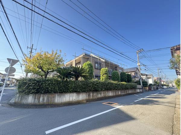 周辺には高い建物がないので空を広く感じられるでしょう