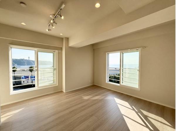 LDK部分から江ノ島を望みます