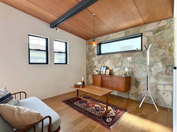 リビングには石張りを採用