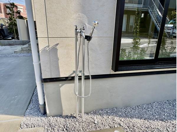 玄関にはシャワーがあって便利ですよ。