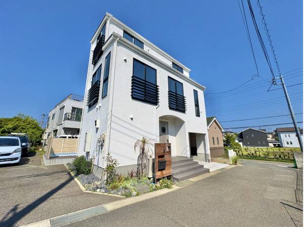 閑静な住宅地に馴染む落ち着いた色合いの外観