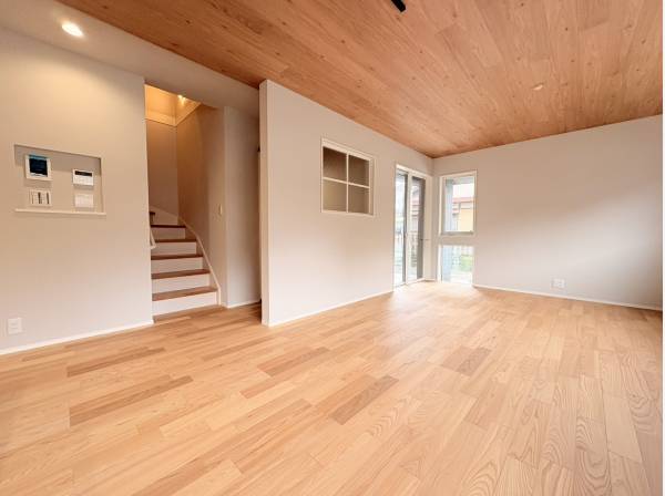 陽光で部屋が明るいです
