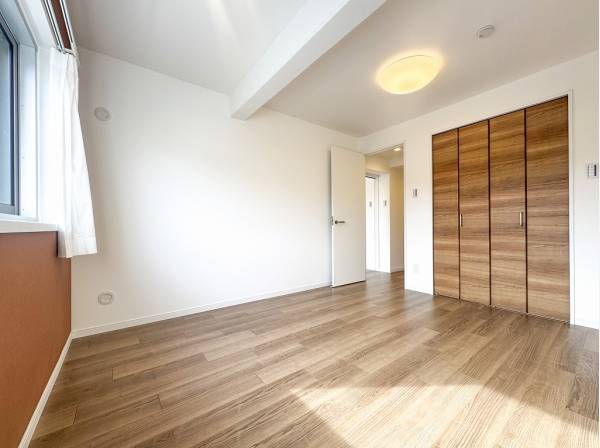 木の温もりに包まれた居室はブラウンのクロスが目を惹きます