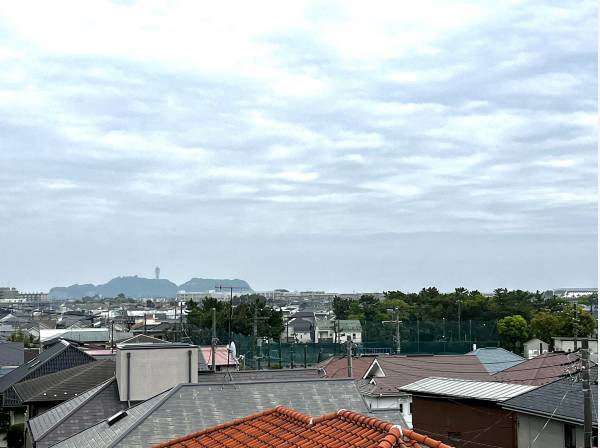 江ノ島をはっきりと眺めます。