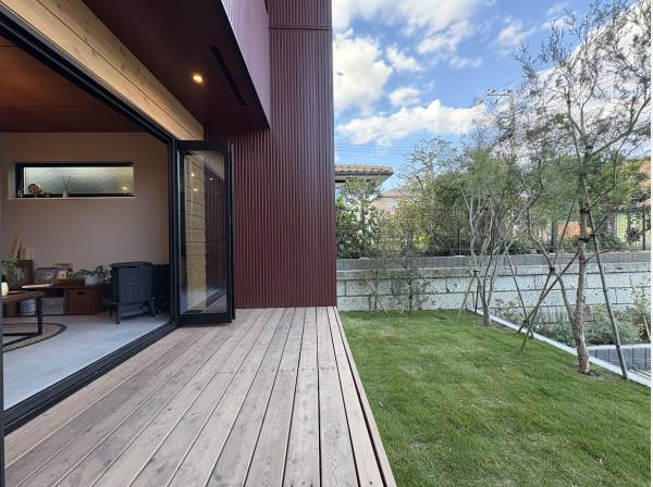 くつろぎの天然木のウッドデッキ