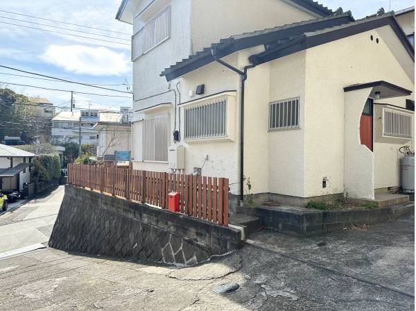 駐車場も付いてます。道中が勾配なので車は必須かも。