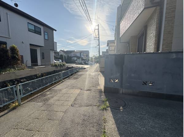 駅徒歩9分とは思えない落ち着いた雰囲気の前面道路。