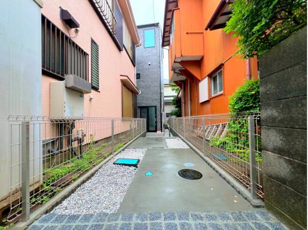 裏口に続く小道には風情がありますね