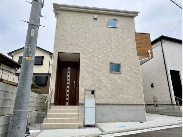 木目のアクセントが目を惹く！シンプルでスタイリッシュな外観デザイン