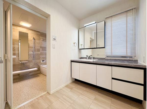 バスルームとパウダールームには広いランドリースペースも隣接