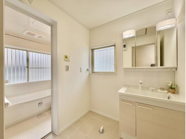 白を基調にした洗面室