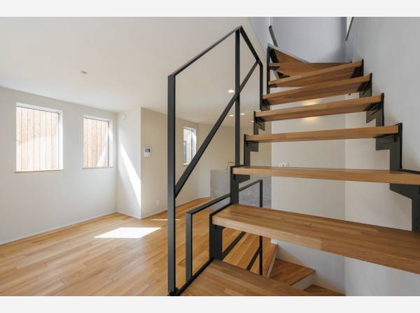 空間を引き締めるデザイン性の高いアイアン階段。