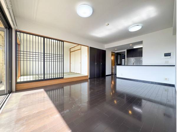 抜け感のある格子戸が和モダンな空間を緩やかに仕切切ります