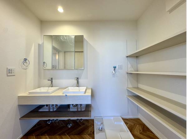 収納たっぷりのサニタリースペース