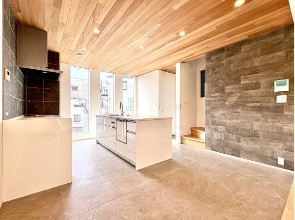 アイランドキッチンを採用。天井は無垢板とこだわりの空間