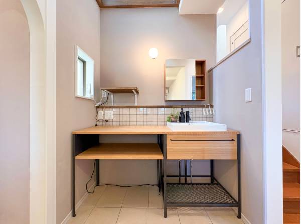 フリースペースに設けられたミニキッチンにも使える水栓スペース