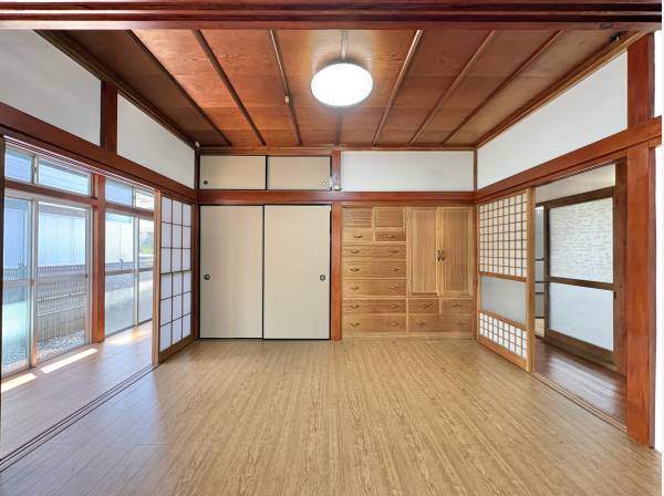 採光が１つのアクセントになりプライベートな空間には陽光が差込みます