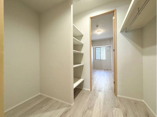 収納家具も置けるゆとりある広さが魅力的なウォークスルークローゼット