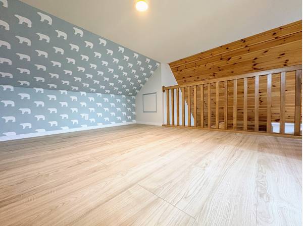 約5.2帖のポップなクロスが印象的なロフト