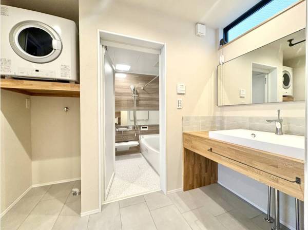 造作洗面台と、家事時短に役立つガス衣類乾燥機「乾太くん」。