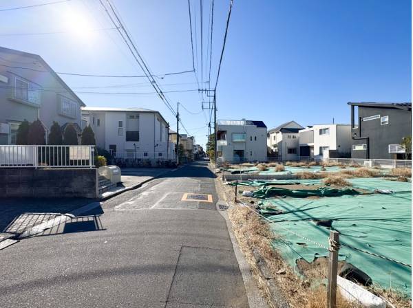 前面道路を真っ直ぐに進むと海へ…。