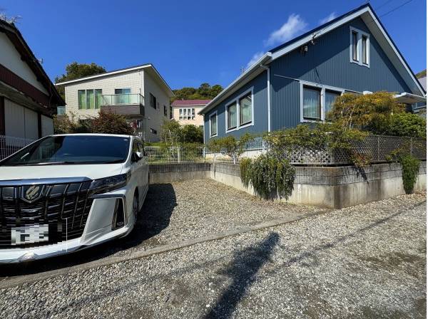 現地から約10mに路地置きの月極駐車場があります（空き要確認）