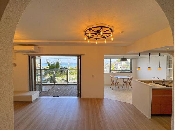 フルオープンの窓の先、オープンエアスペースとすぐ近くに望む海。