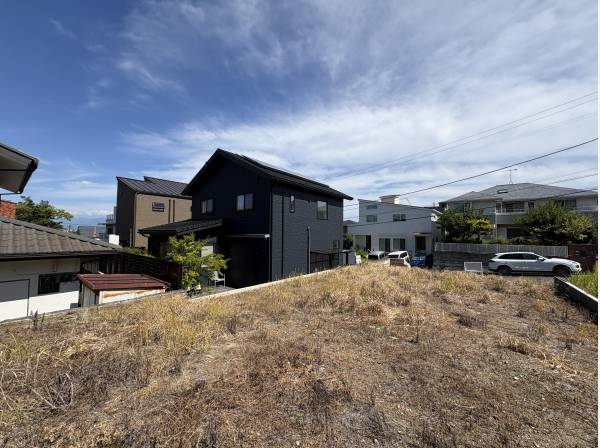 約５４坪のゆとりある敷地。隣地と高低差があり、眺望・開放感に優れます