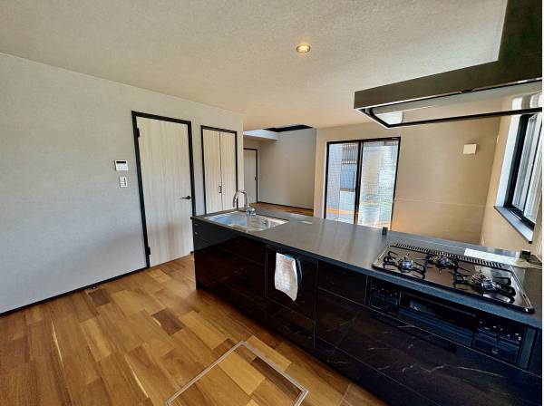 キッチンもスタイリッシュで大人の雰囲気でカッコいいですね。