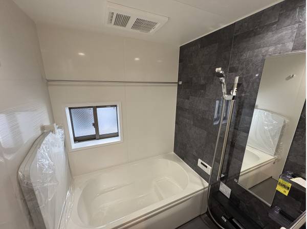 お風呂には浴室乾燥機が付いております。