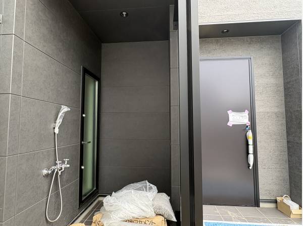 家の中にも専用のシャワー室がありますが、外にもシャワー室があります。