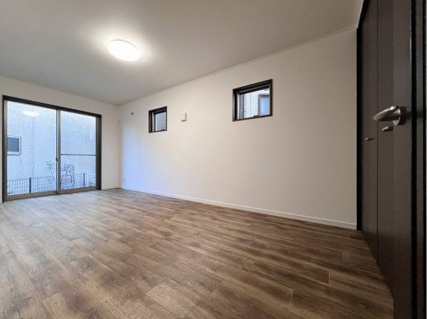 約9帖の洋室は大きなベッドを置いても余裕の広さがあります