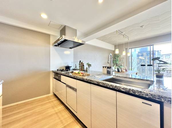 料理時間も会話が弾む、開放感ある対面キッチン空間。