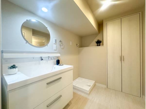 ニッチや丸みのあるミラーなどが可愛らしいサニタリースペース