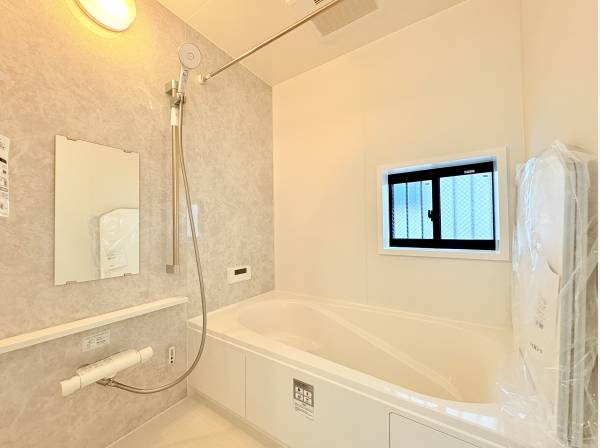 上質な石目調パネルが魅力！窓付きで換気もバッチリなバスルーム