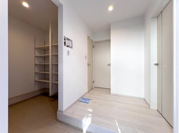 ベビーカーやアウトドア用品も置けそうなSICのあるエントランス