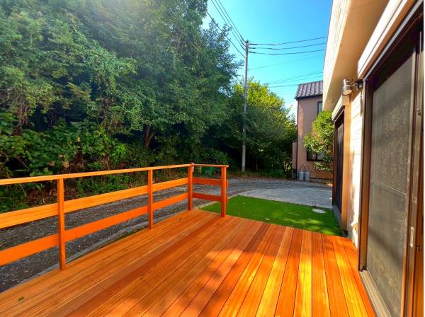 ウッドデッキは心地良い特別な空間、休日には家族でBBQ！