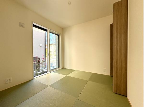 光がやさしく入る独立和室。