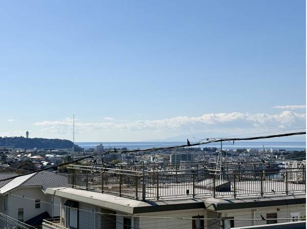 海と江ノ島を眺める現地です、